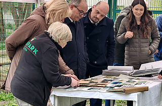 PM 24-2026 100 Jahre Tierpark Gotha_2 ©Stadtverwaltung Gotha Präsentation gesammelter Urkunden, Flyer und Fotos der letzten 100 Jahre